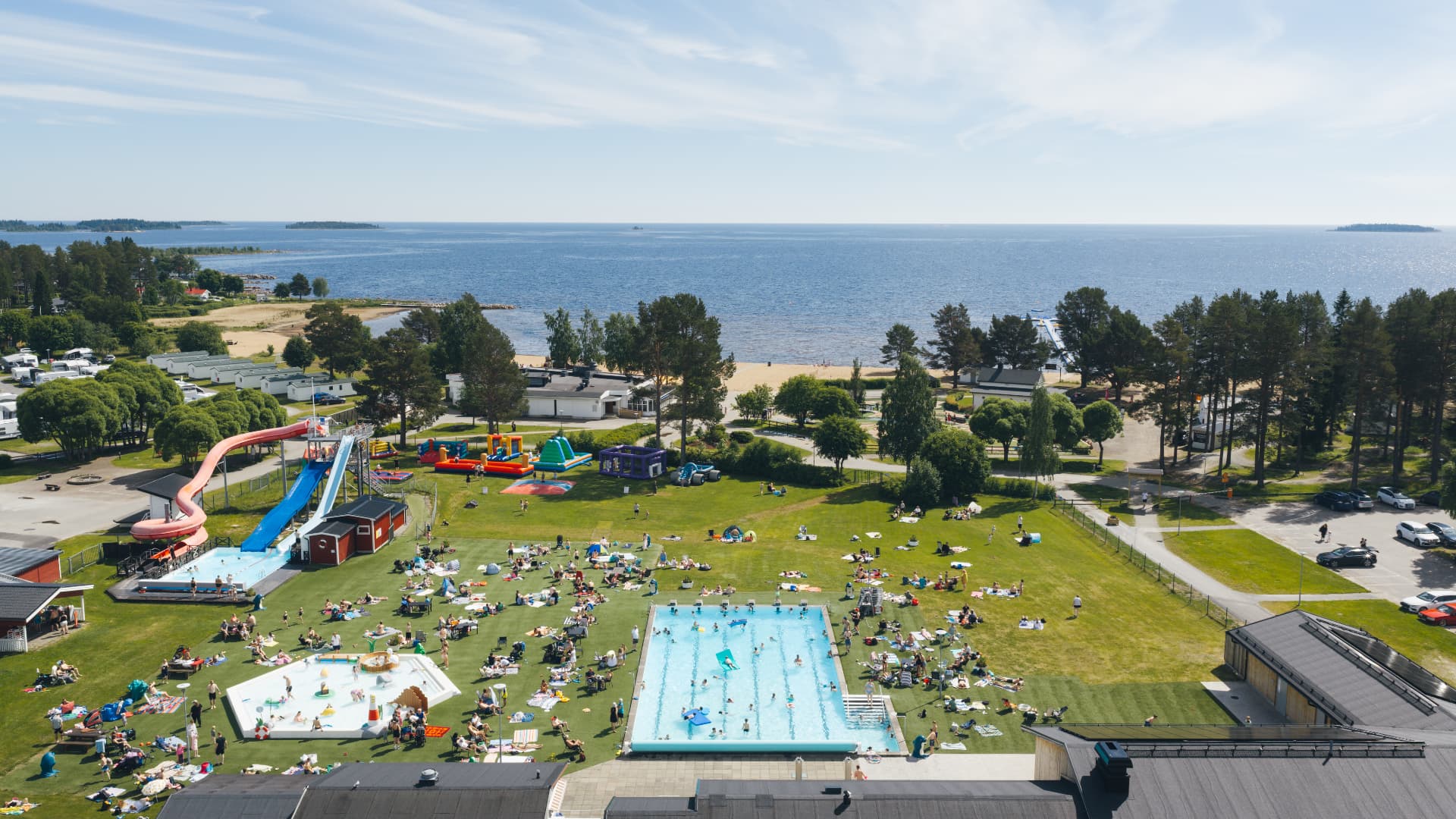 Sommarbad vid havet fotograferat från luften