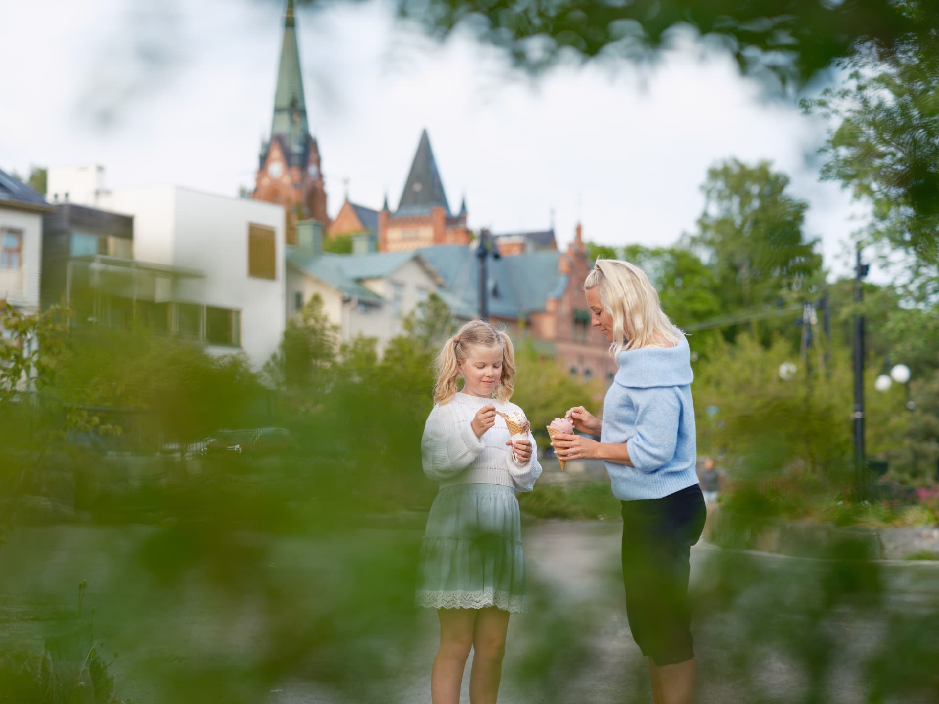 Kvinna och barn äter glass i Umeå