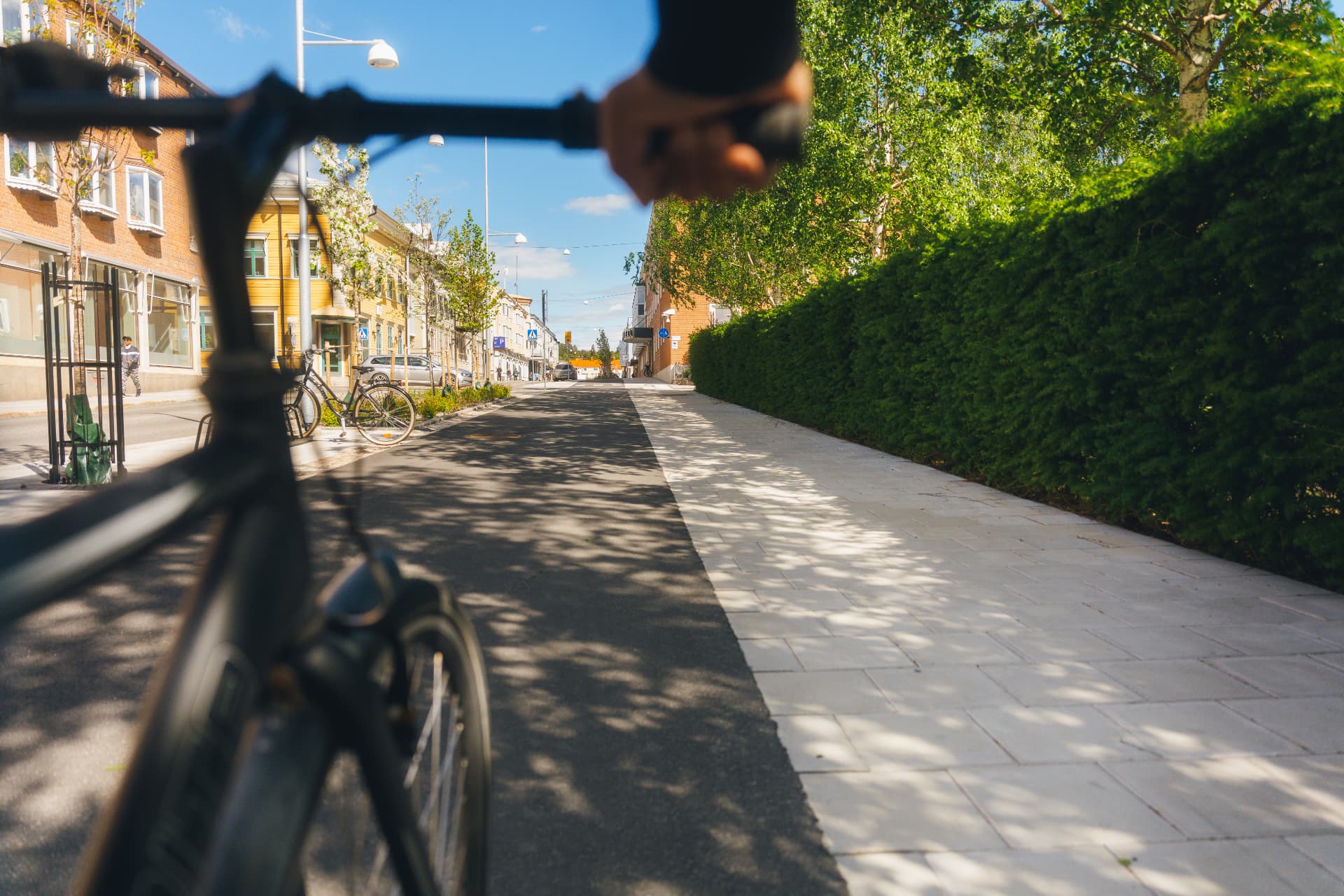 Cyklist på gata i centrala Skellefteå
