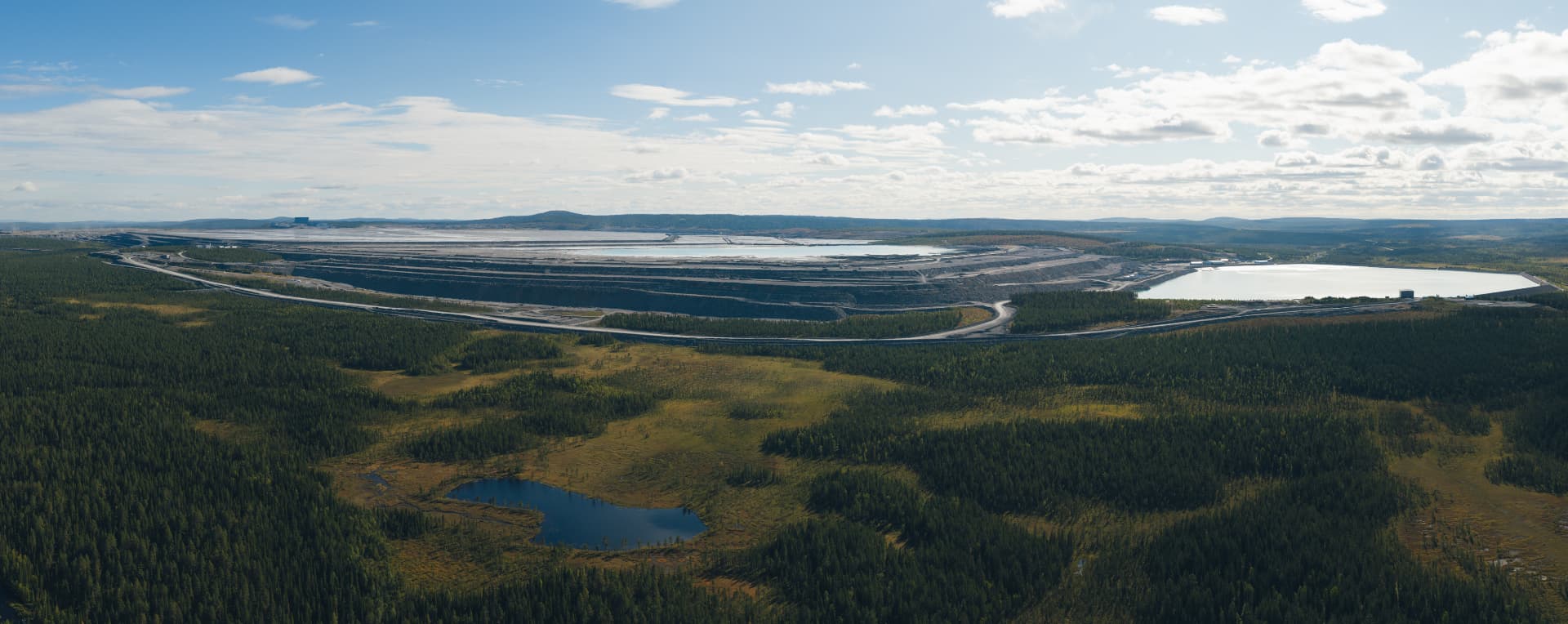 Gruvlandskap fotograferat från luften i norra Sverige