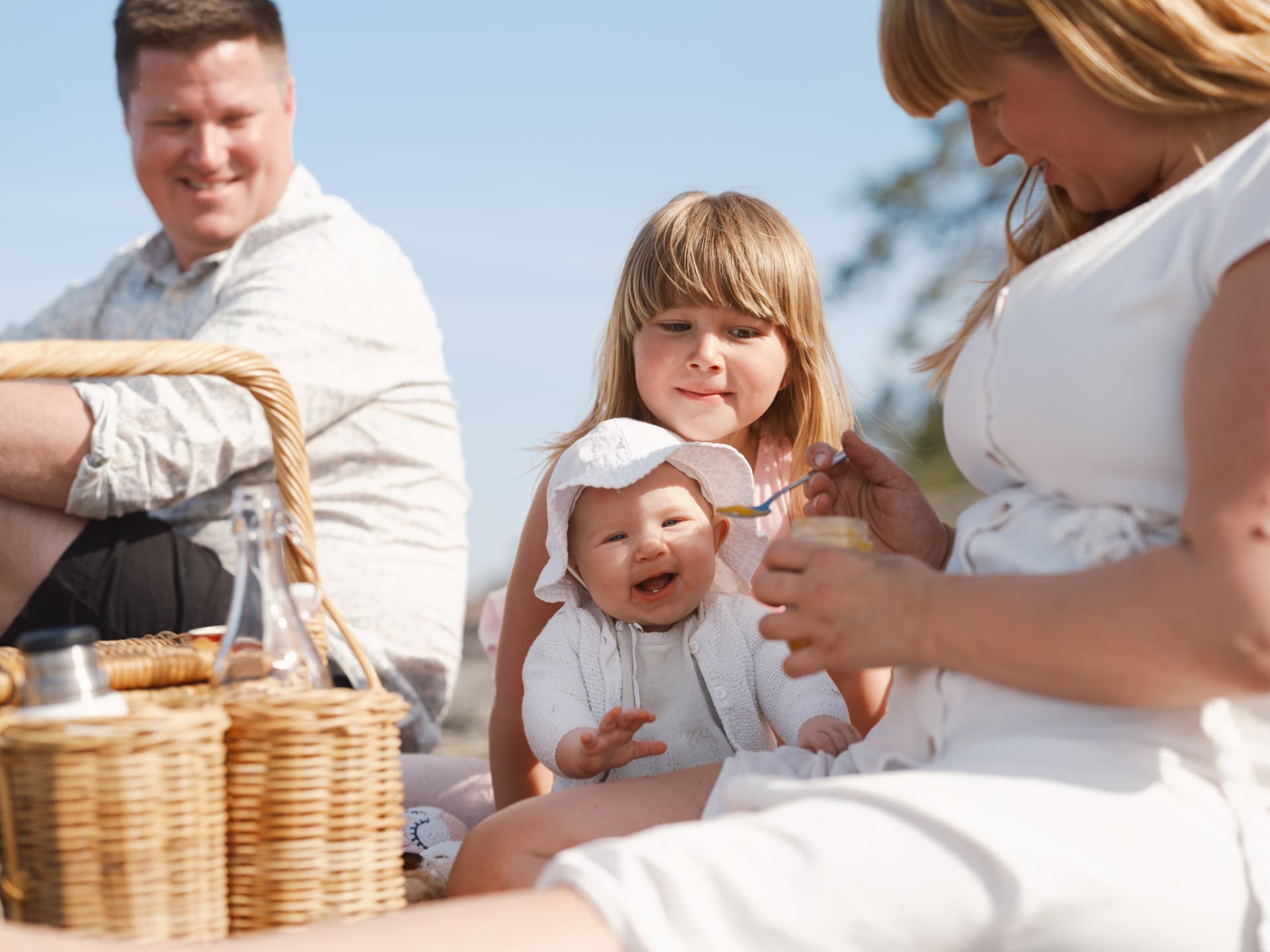 Familj har picknick i solen