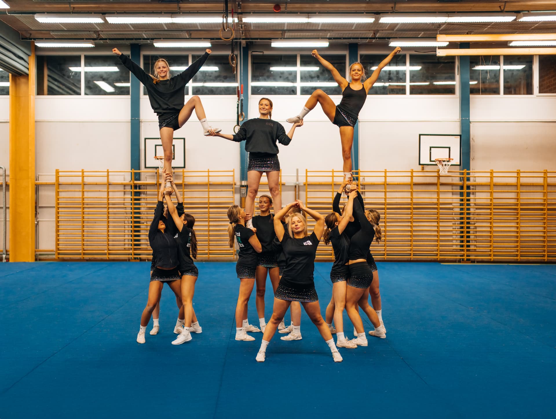 Cheerleaders bygger formation