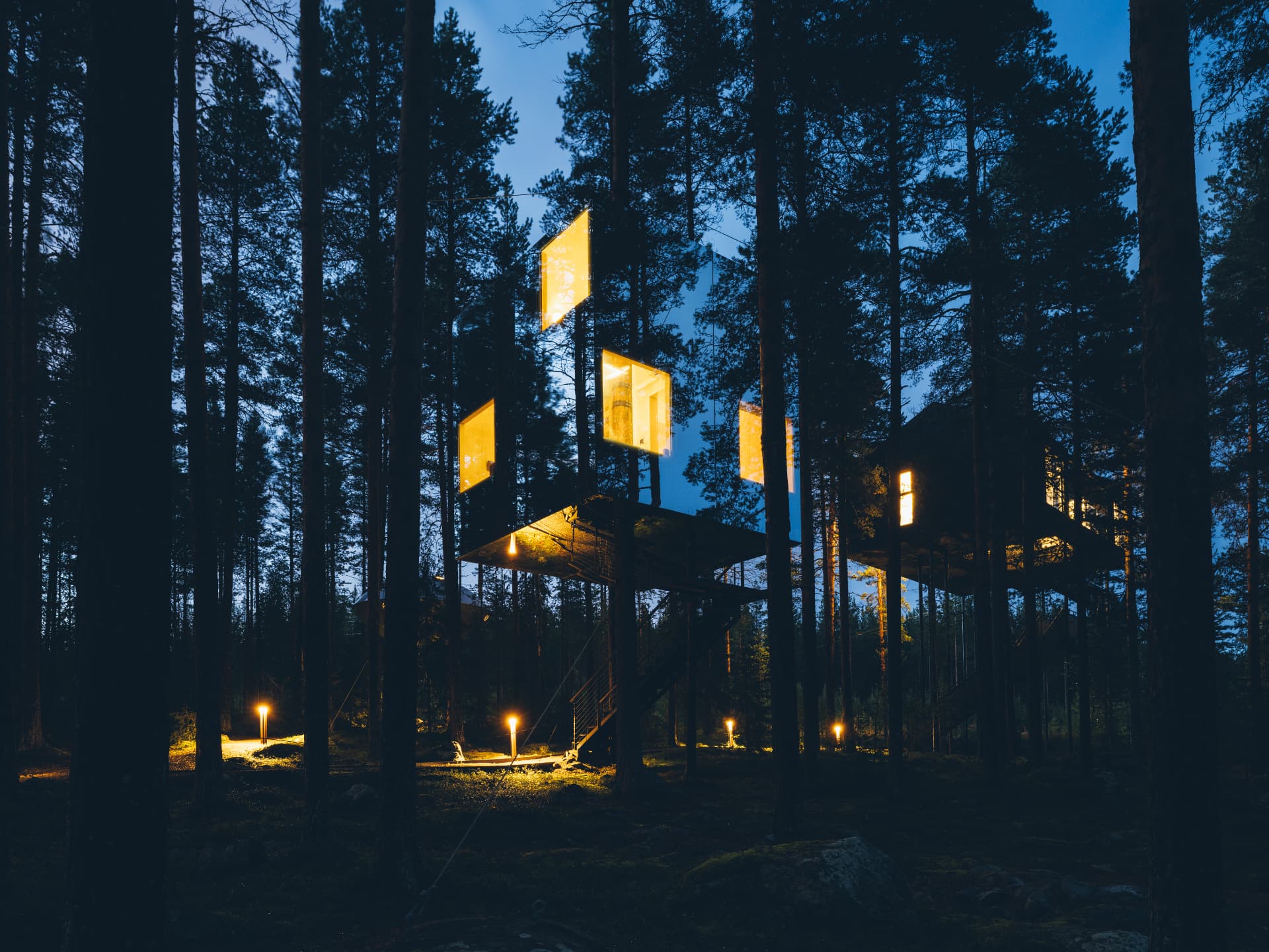 Mirrorcube upplyst i skymningen