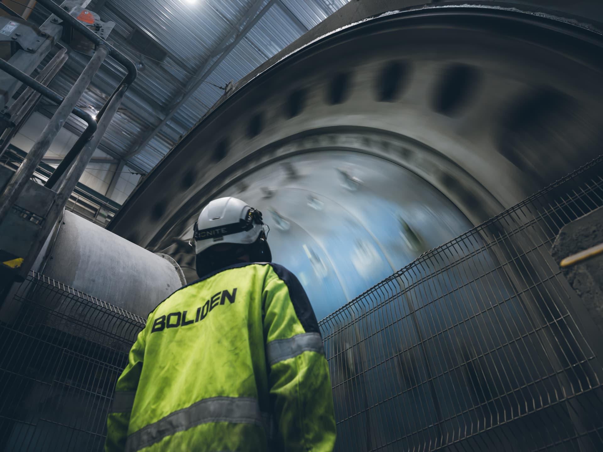 Medarbetare vid roterande industrimaskin