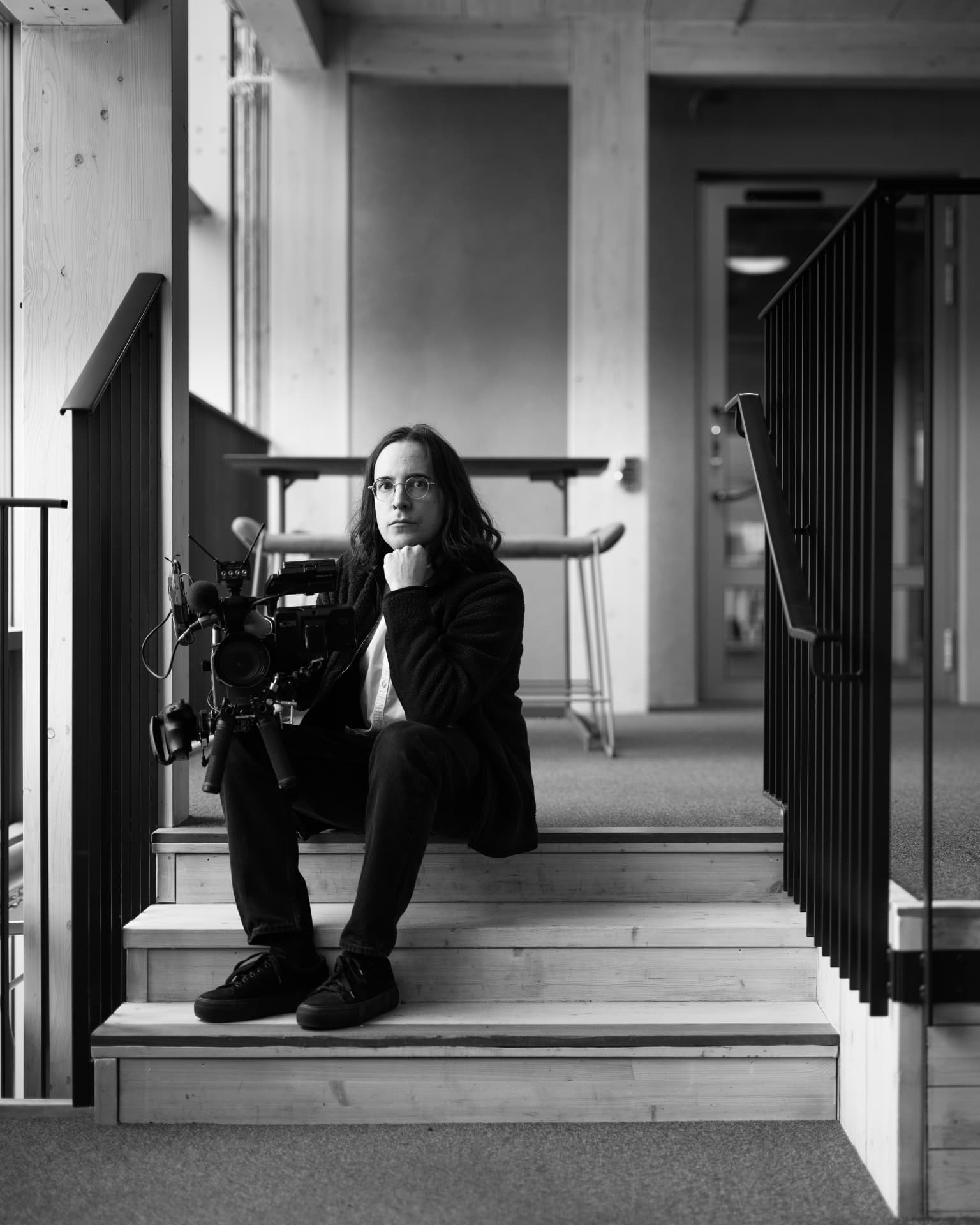 Svartvitt porträtt av filmare på trappa