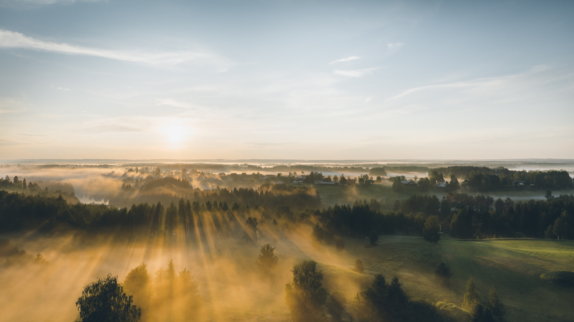 Landskap i norra Sverige i morgonljus och dimma.