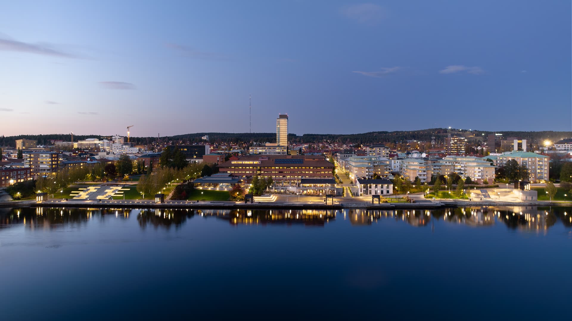 Skellefteå centrum och älven i skymning.