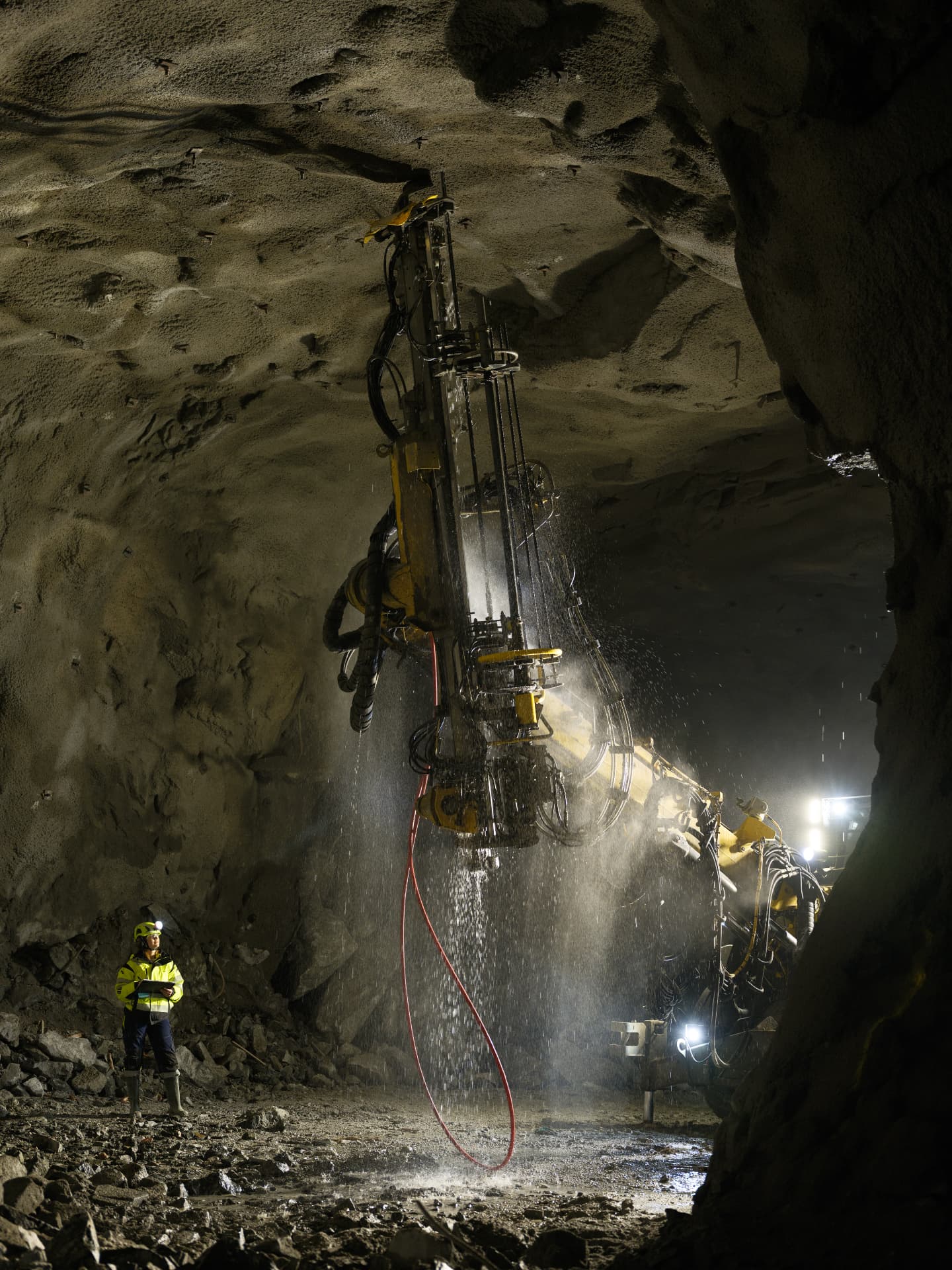 Vertikal gruvmaskin i bergmiljö under jord