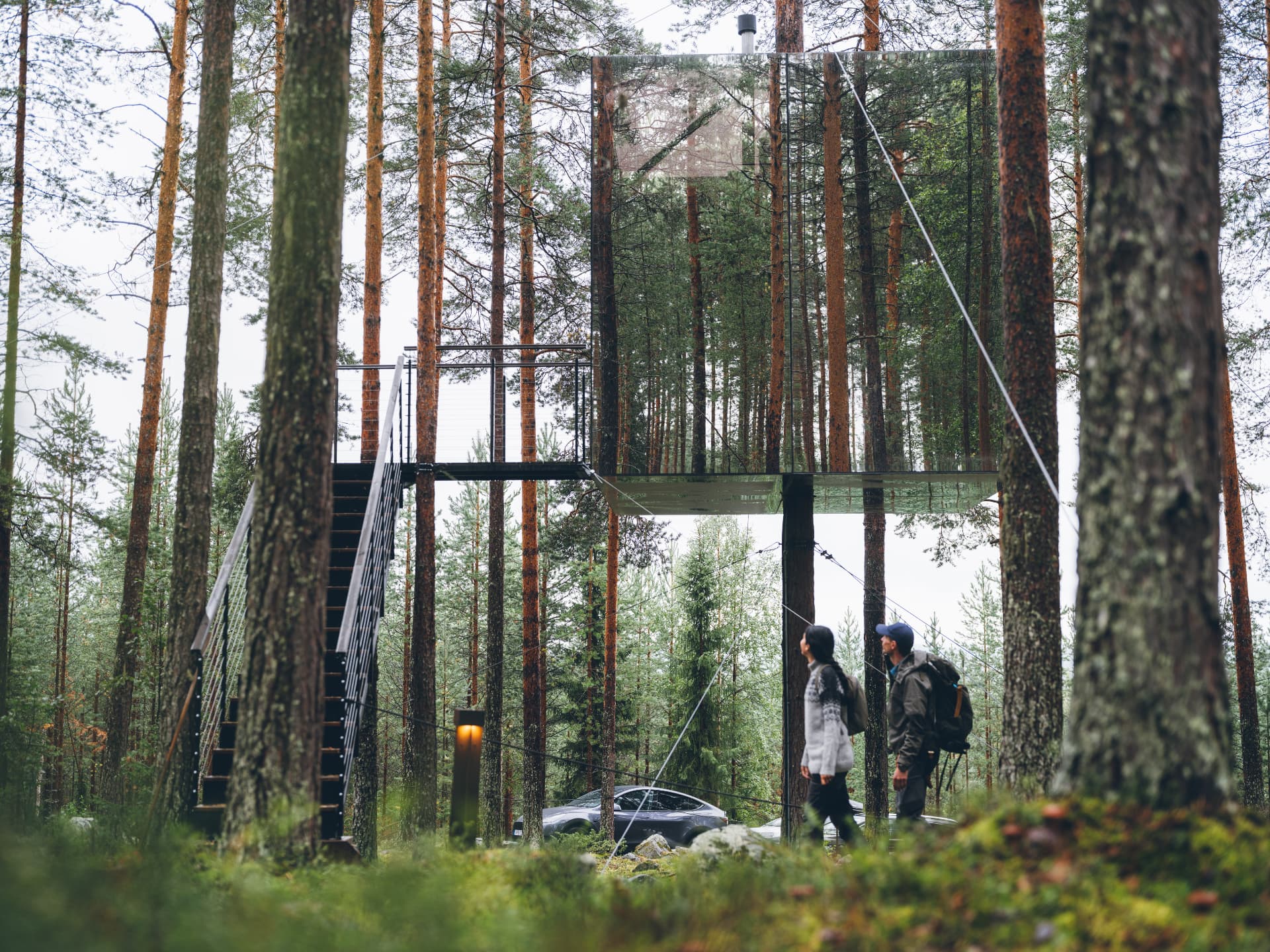 Mirrorcube speglar den omgivande skogen