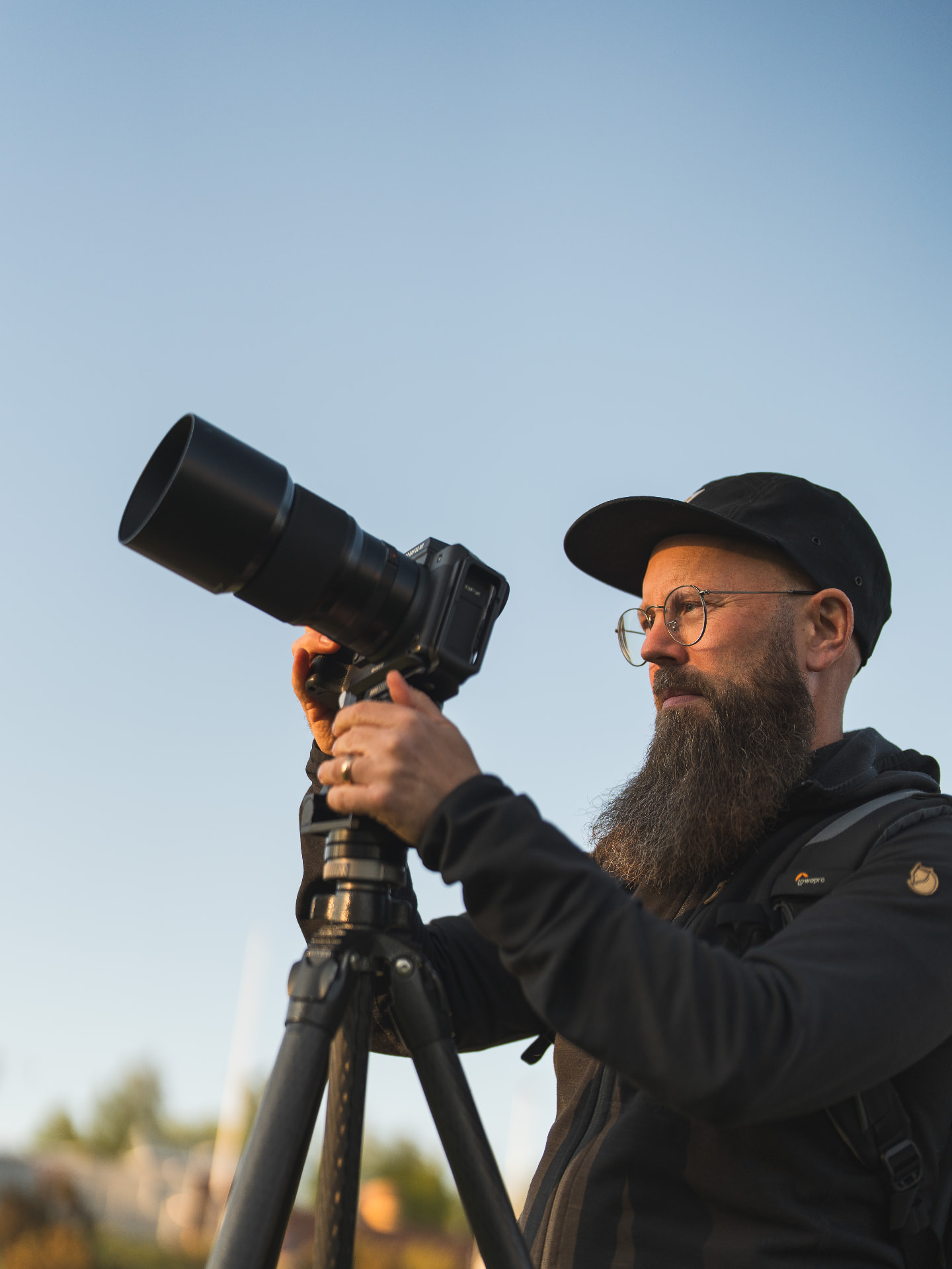 Fotograf Jonas Westling arbetar med kamera på stativ.