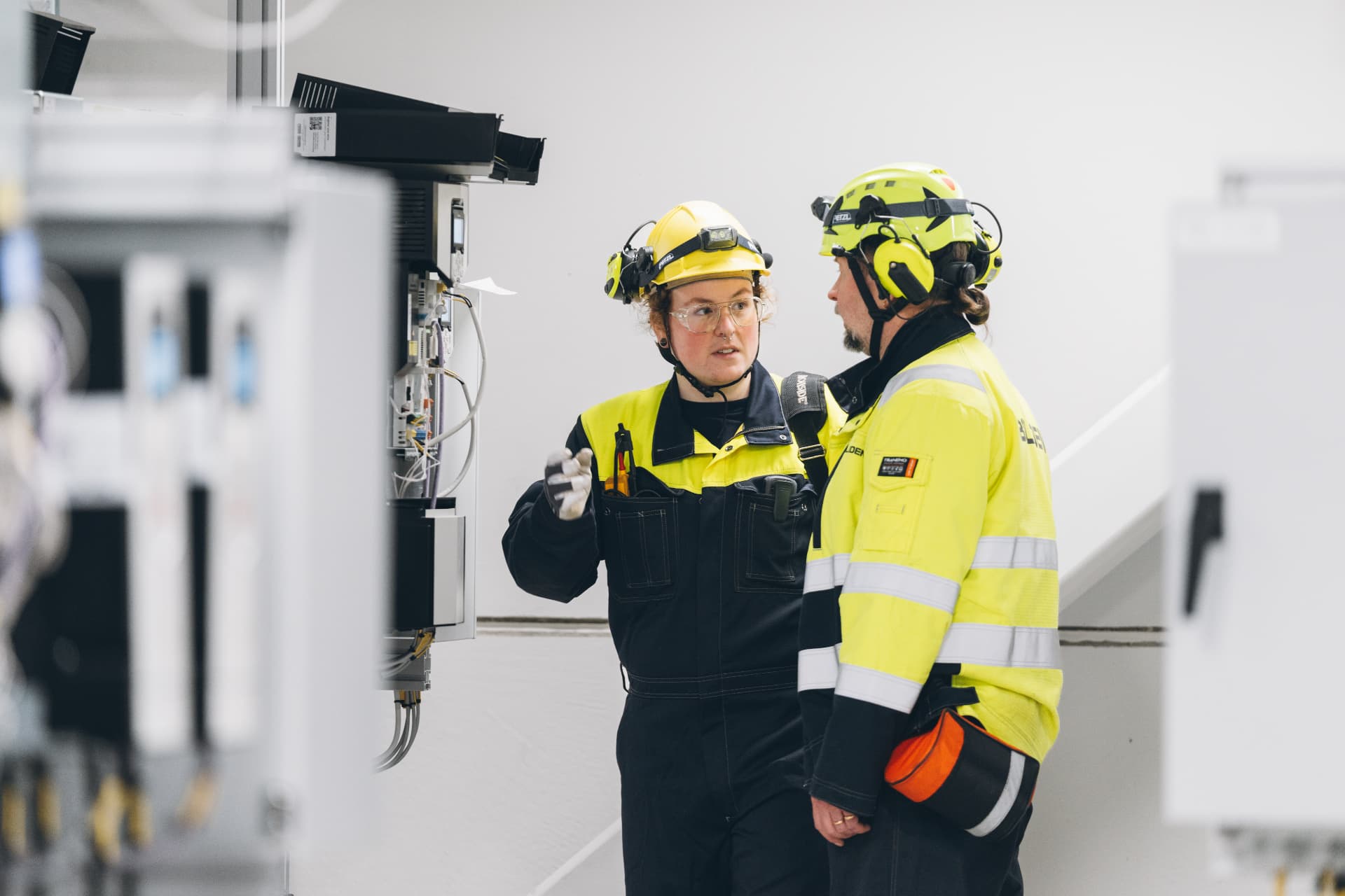 Två medarbetare i teknisk industrimiljö hos Boliden