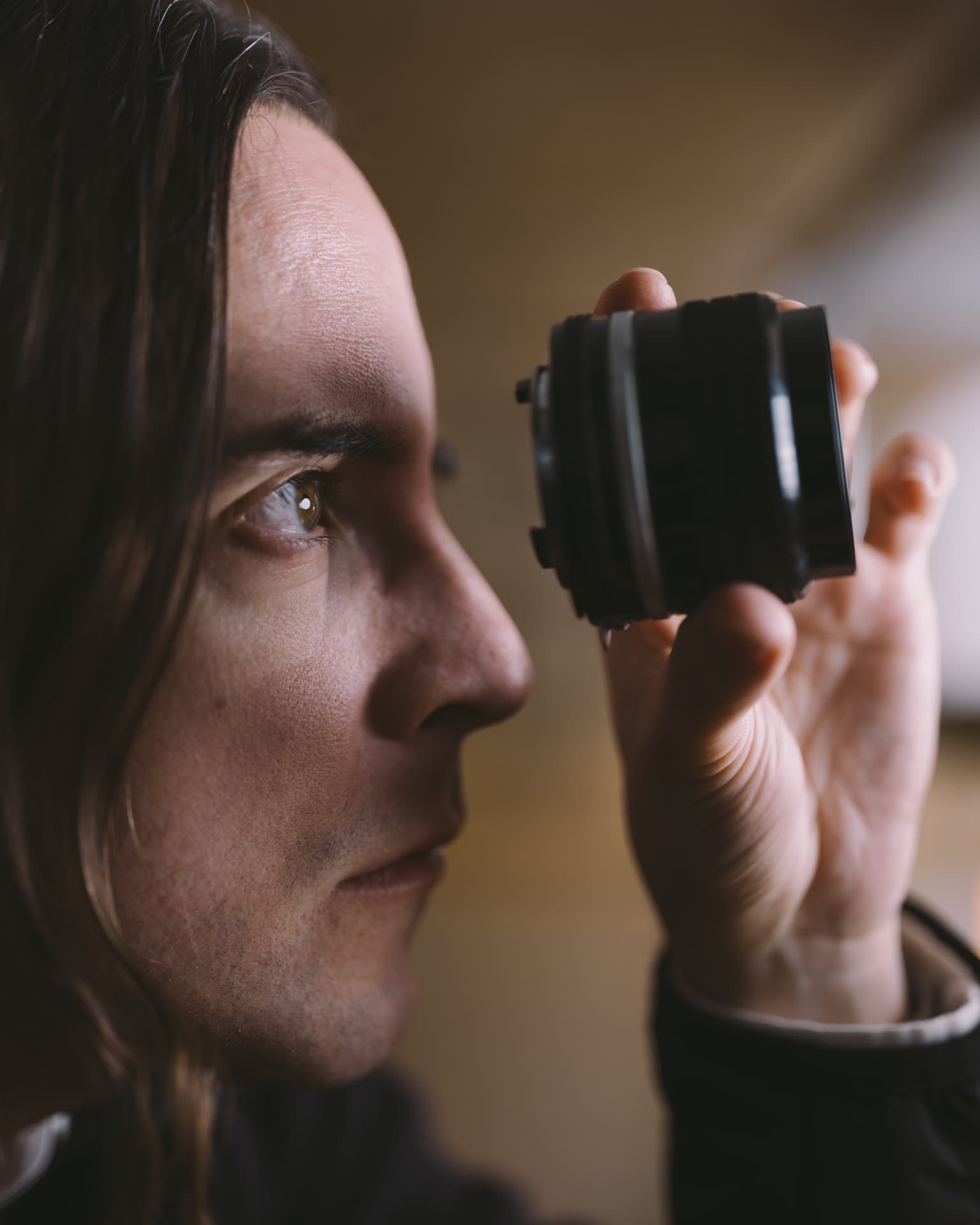 Närbild av fotograf med sökarlupp